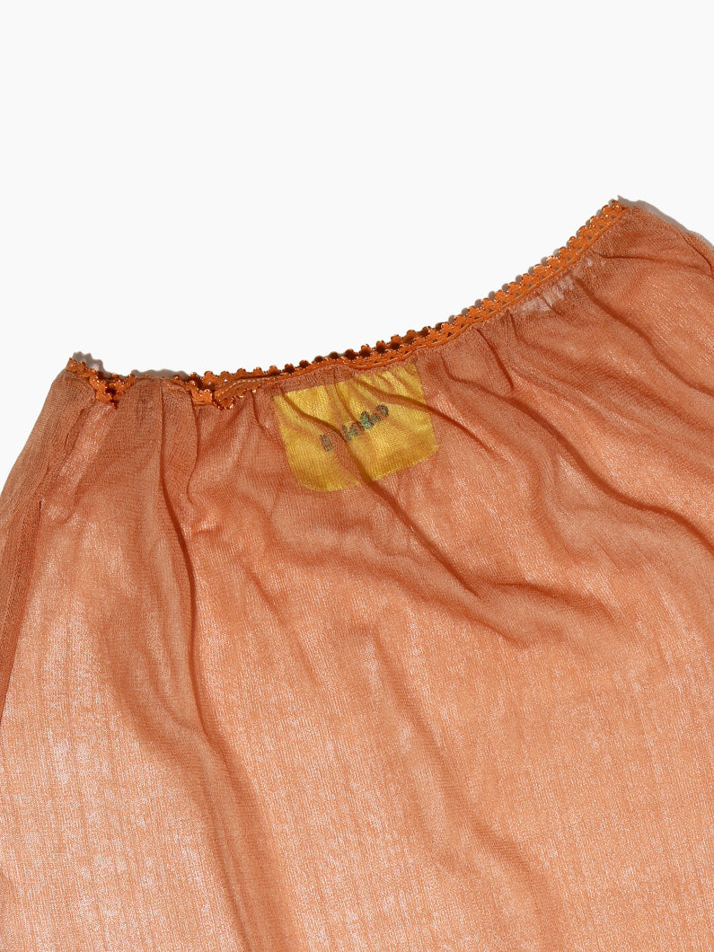 The Spen Skirt Nude by Bielo is a brown mesh skirt, adorned with a nude-colored strip in the center, featuring an elastic waistband and stitching details. It is displayed flat on a plain white background.