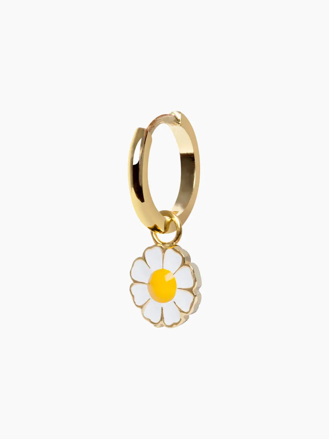 A Gold Daisy Earring with a small white and yellow daisy charm hanging from the bottom. The daisy charm has white petals and a bright yellow center, embodying a delicate and cheerful style. Available exclusively at Bassalstore in Barcelona. The background is plain white.
