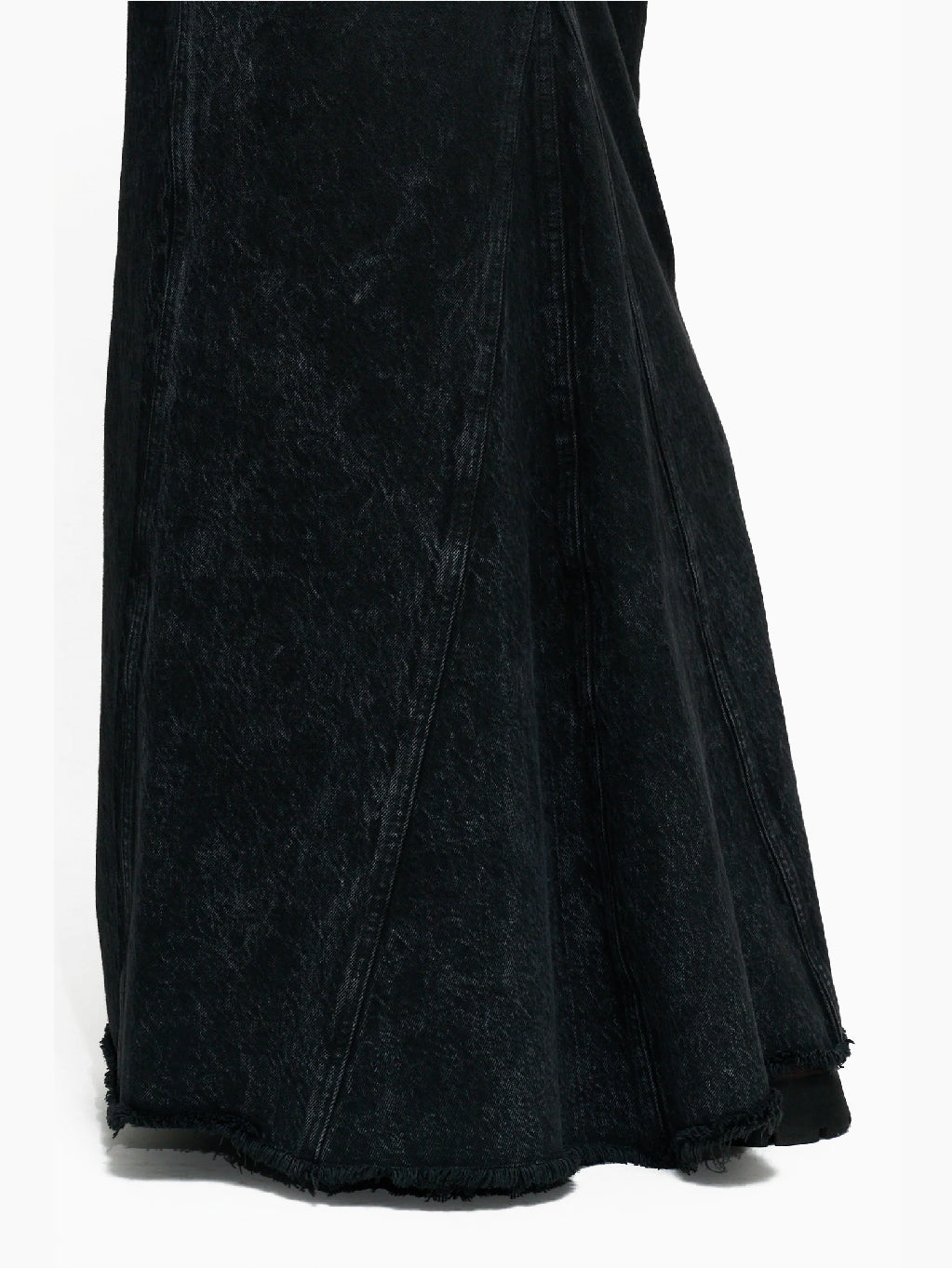 The Annul Skirt Faded Away Grey by Hope is a high-waisted, ankle-length denim skirt in a faded black wash. This long skirt features side pockets, belt loops, and a front zipper with a button closure. The hem is slightly frayed, giving it a distressed look.