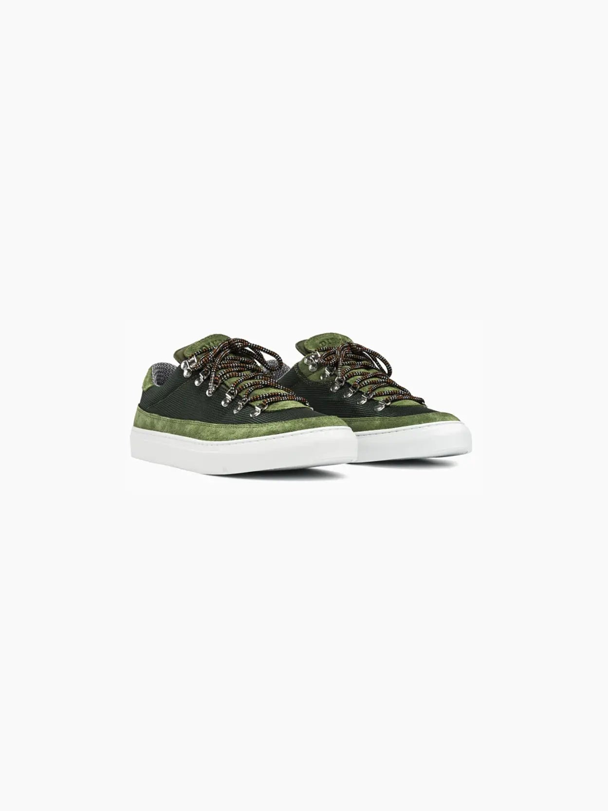 A single Marostica Low Evergreen sneaker by Diemme, from Bassal Store in Barcelona, is displayed on a white background. The shoe features bright green laces, silver eyelets, and a white sole. The upper part is made with a mix of dark green and olive green fabric, giving it a textured appearance.