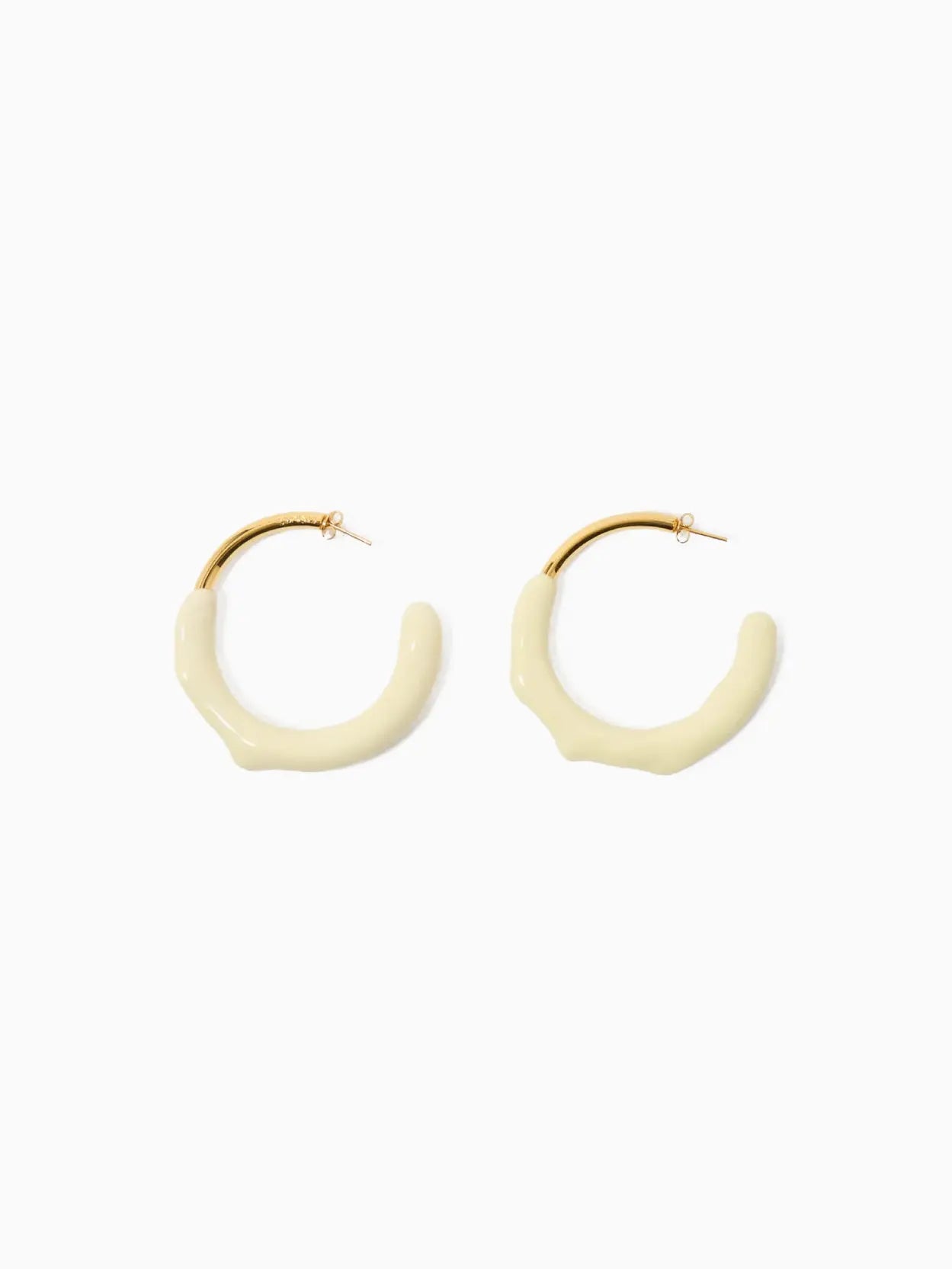 Discover a pair of Sunnei Rubberized Hoop Earrings featuring partial hoops with gold-toned metal at the top, transitioning into a wavy, cream-colored lower half. Available exclusively at Bassalstore in Barcelona, this design combines smooth metallic texture with an organic, uneven shape for a unique look.