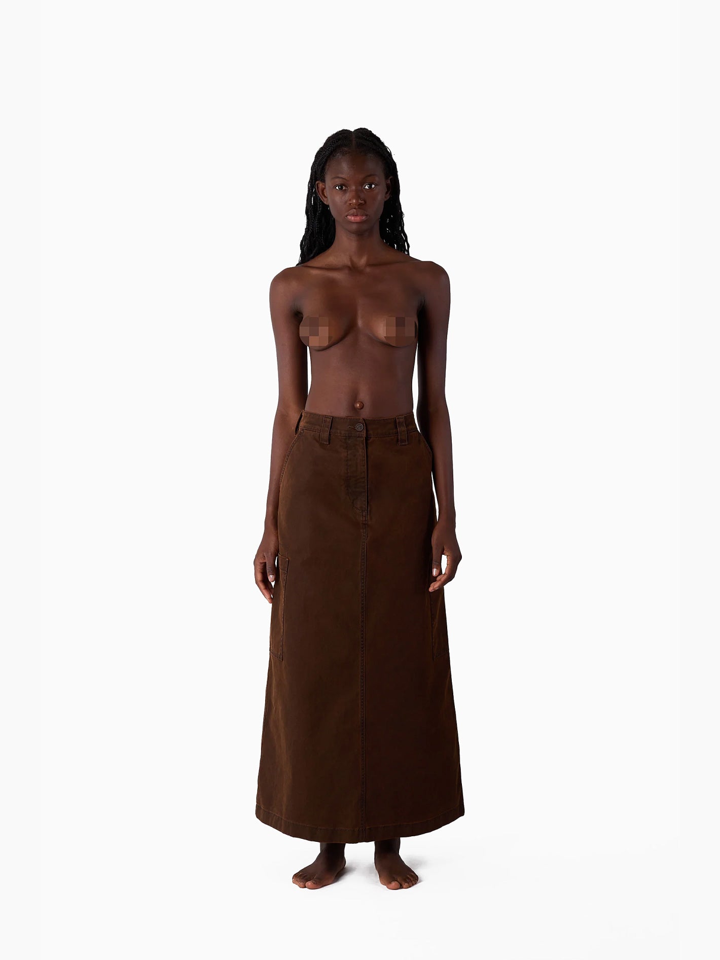 The Cargo Skirt Brown by Sunnei is an A-line midi skirt crafted from 100% cotton, featuring a high waist, two large front pockets, and a front button closure. Its sturdy fabric makes it perfect for everyday wear.