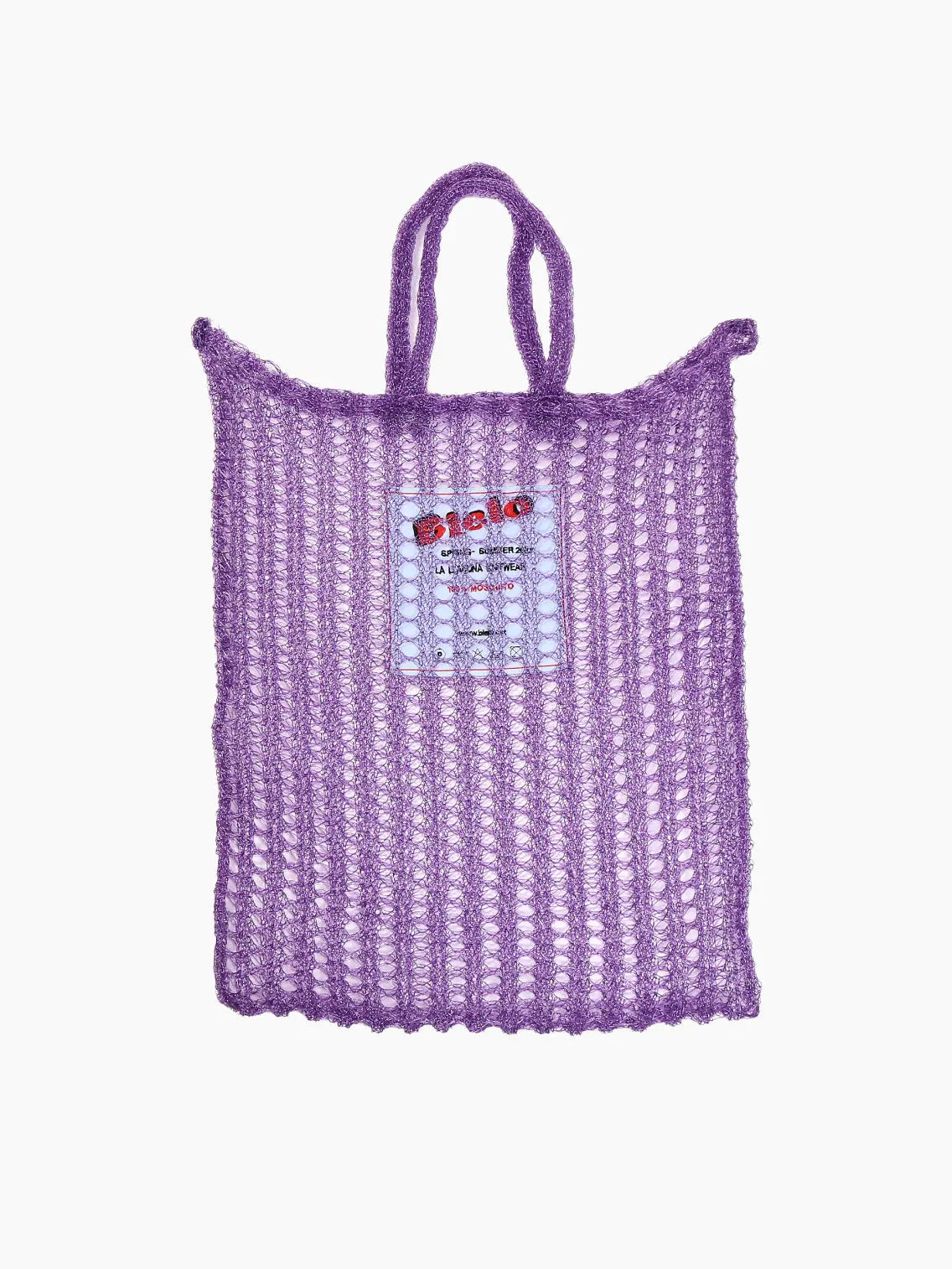 A purple, open-knit mesh market bag with two handles. The front features a white tag with red and black text, giving it a chic touch. This lightweight and stretchy bag is perfect for carrying groceries or other items—ideal for your next trip to the Barcelona store. Introducing the Bielo Mesh Tote Bag Lilac!