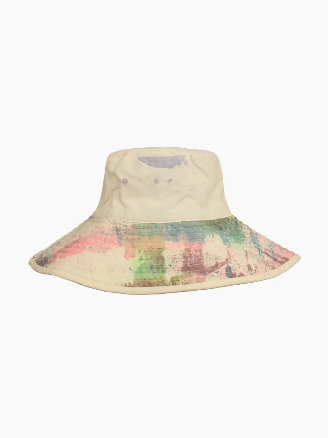 A Sheep Gran Bucket Hat from Romualda featuring a cream base color with a watercolor-like pattern in pastel shades of pink, green, purple, and blue. The design has an abstract, artistic feel, reflecting the vibrant spirit of Barcelona and giving the hat a unique and colorful appearance.